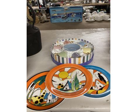 THREE CLARICE CLIFF STYLE WALL PLATES PLUS A BOXED SET OF SIX COLOURED COFFEE CANS AND SAUCERS 