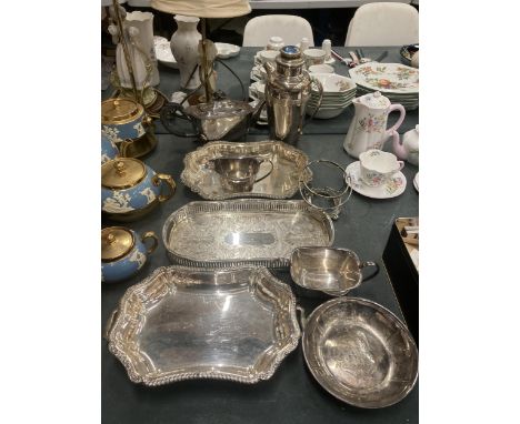 A QUANTITY OF SILVER PLATED ITEMS TO INCLUDE TRAYS, A TEAPOT, HOT WATER JUG, CREAM JUG, SUGAR BOWL, ETC 