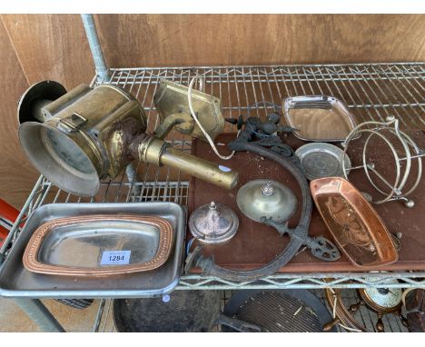 AN ASSORTMENT OF METAL WARE ITEMS TO INCLUDE A BRASS COACH LAMP AND TRAYS ETC 