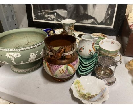 A LARGE QUANTITY OF CERAMIC ITEMS TO INCLUDE A WEDGWOOD JASPERWARE PLANTER, CUPS, SAUCERS, JUGS, SILVER PLATED TEA SRAINER, E