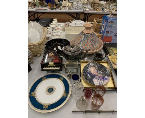 A MIXED LOT TO INCLUDE A TAGINE, SILVER PLATED TEAPOT, WEDGWOOD PLATE, GLASSWARE, ETC 