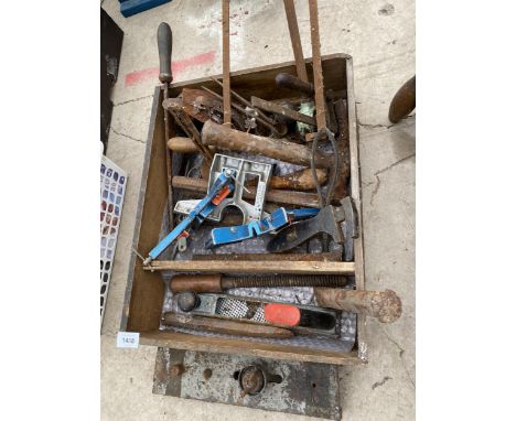 AN ASSORTMENT OF VINTAGE TOOLS TO INCLUDE A WOOD PLANE AND CHISELS ETC 