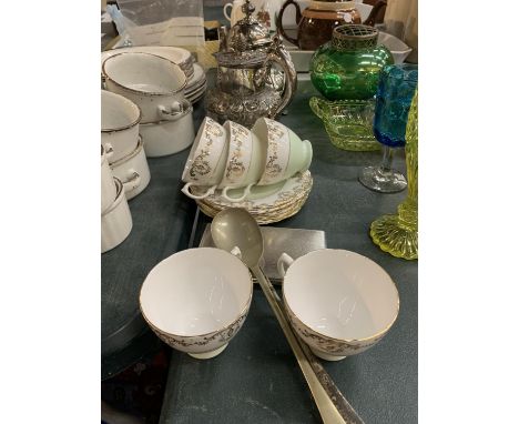 A MIXED LOT TO INCLUDE AN ORNATELY DECORATED SILVER PLATED TEAPOT AND WATER JUG, ROYAL VALE CHINA CUPS AND SAUCERS, A VINTAGE