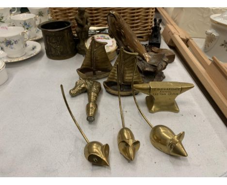 A QUANTITY OF BRASS ITEMS TO INCLUDE A MINIATURE 'GRETNA GREEN' ANVIL, THREE BLIND MICE, A LEAPING FISH, BOATS, ETC 