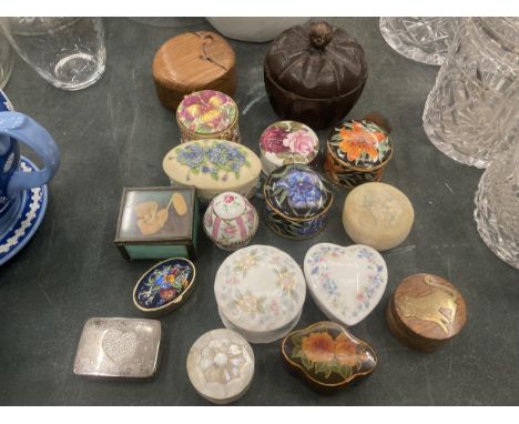 A COLLECTION OF TRINKET AND PILL BOXES TO INCLUDE CERAMIC, WOODENMETAL, ETC 