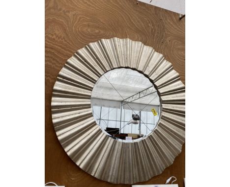 A LARGE CIRCULAR SILVER GILT FRAMED BEVELED EDGE WALL MIRROR 