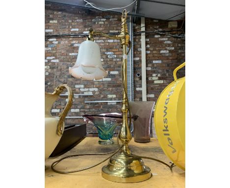 A VINTAGE STYLE BRASS TABLE LAMP WITH A FLUTED PALE PINK GLASS SHADE 