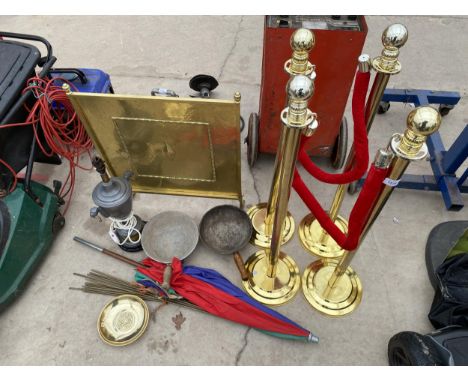 AN ASSORTMENT OF ITEMS TO INCLUDE A BRASS FIRE SCREEN, FEED SCOOPS AND A TABLE LAMP ETC 