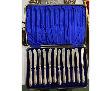 A VINTAGE CASED SET OF HALLMARKED SILVER HANDLED BUTTER KNIVES 