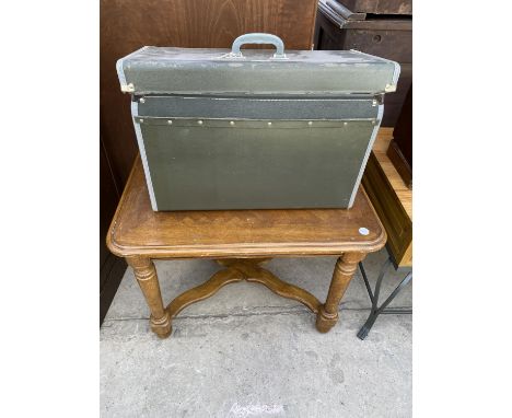 A JONES TABLE TOP SEWING MACHINE AND A MODERN OAK LAMP TABLE 