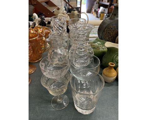 A QUANTITY OF VINTAGE CLEAR GLASSWARE TO INCLUDE A CLARET JUG, VASES, JUGS, BOWLS, ETC 