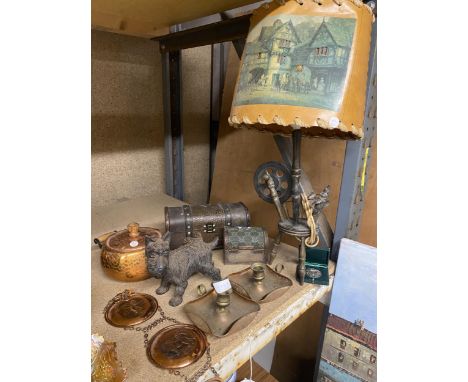 A MIXED GROUP OF VINTAGE ITEMS TO INCLUDE COPPER, WOODEN SPINNING WHEEL LAMP ETC 