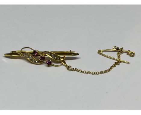 A 9CT YELLOW GOLD, RUBY &amp; SEED PEARL BROOCH, WEIGHT 1.88G 