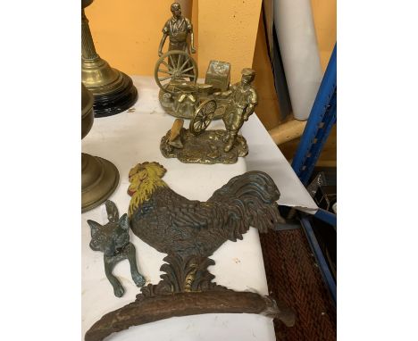 TWO HEAVY BRASS MODELS OF BLACKSMITHS, A VINTAGE CAST COCKEREL DOORSTOP AND A BRASS FOX DOOR KNOCKER 