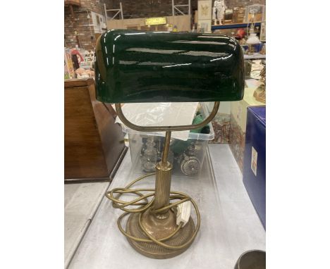 A VINTAGE STYLE BRASS BANKERS LAMP WITH GREEN SHADE HEIGHT APPROX 38CM 