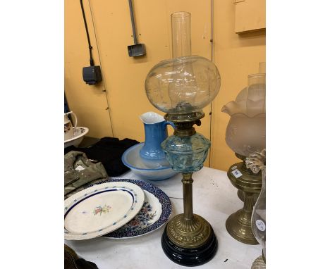A VICTORIAN OIL LAMP WITH BRASS STEM, BLUE GLASS MIDDLE, A GLASS ENGRAVED SHADE AND A CHIMNEY HEIGHT APPROX 70CM 