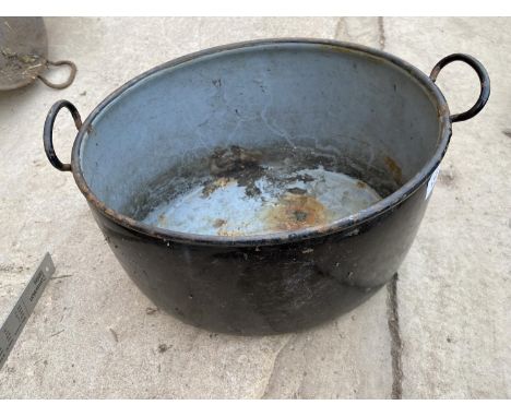 A VINTAGE OVAL ENAMEL COOKING POT 