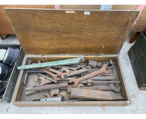 AN ASSORTMENT OF HEAVY DUTY VINTAGE TOOLS TO INCLUDE SPANNERS ETC 