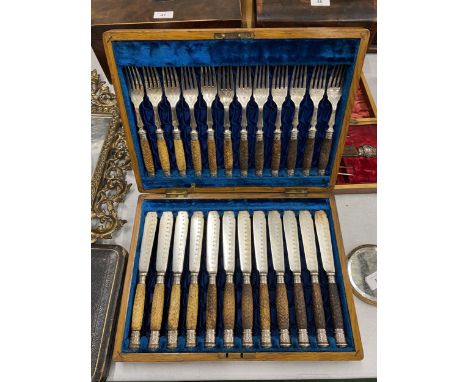A VINTAGE OAK CASED CANTEEN OF HORN HANDLED CUTLERY WITH HALLMARKED SILVER FERRULES 