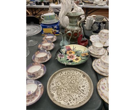 A QUANTITY OF CERAMIC ITEMS TO INCLUDE AN 'OLD TUPTON' WALL PLATE, STUDIO POTTERY JUGS, ETC 