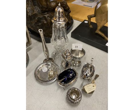 A MIXED LOT OF SILVER &amp; SILVER PLATED ITEMS TO INCLUDE A GEORGIAN SILVER SMALL CADDY SPOON AND PERFUME BOTTLE TOP 