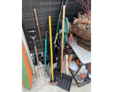 AN ASSORTMENT OF GARDEN TOOLS TO INCLUDE A FORK, A RAKE AND AN ELECTRIC LEAF BLOWER ETC 