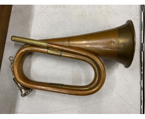 A VINTAGE COPPER AND BRASS HUNTING HORN / BUGLE 