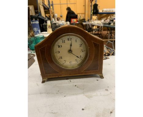 A SMALL INLAID EDWARDIAN MANTLE CLOCK HEIGHT 15CM 