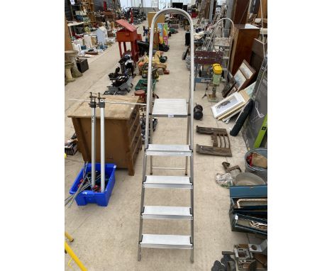 A FOUR RUNG ALUMINIUM STEP LADDER 