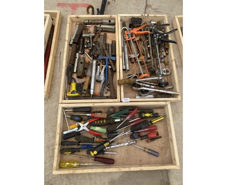 A LARGE QUANTITY OF TOOLS TO INCLUDE SCREW DRIVERS AND SOCKETS ETC 