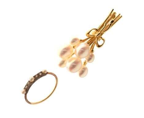Cultured pearl brooch in the form of a tied bunch of balloons, stamped 'K18', and a pearl and diamond ring, unmarked, 7.9g gr
