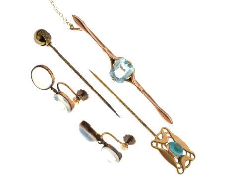 Yellow metal (9ct) and blue stone bar brooch, 6.5cm wide, together with a turquoise cabochon-set stick pin, pair of moonstone