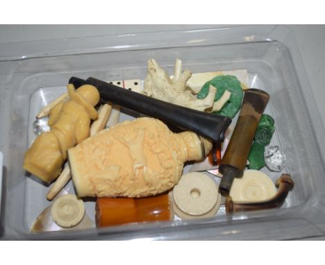 SMALL BOX CONTAINING ORIENTAL TYPE SNUFF BOTTLE, SMALL METAL FIGURES, BONE COUNTERS ETC