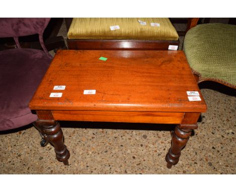 SMALL TABLE COMMODE