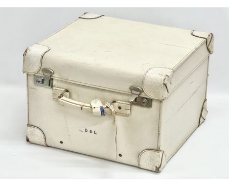 An Early 20th Century steamers trunk. 42x41x28cm 