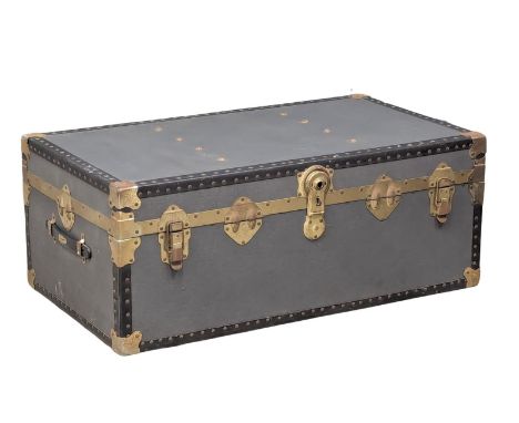 A large vintage trunk. 91x51.5x36cm 