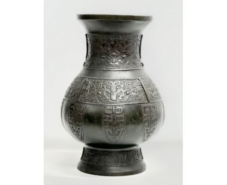 A Late Ming Dynasty (1368-1644) Chinese bronze pot. Emperor Chongzhen/nianhao (1627-1644) 25x40cm. 