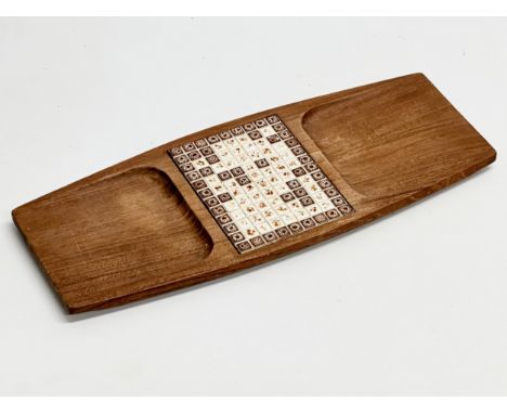 A 1960’s Mid Century teak surfboard cheese board with tile top. 40.5x16.5cm. 