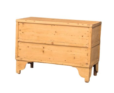 A large Victorian pine trunk. 114x55.5x82cm 