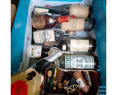 A bottle of Dimple Scotch whisky and assorted spirits and wine (box) 