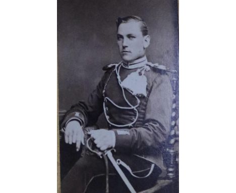 Album: mit 50 eingesteckten Portrait-Photos in versch. Formaten, (ca. 1900). 4°. Lwd. d. Zt. mit Metall-Beschlägen (unkompl.)