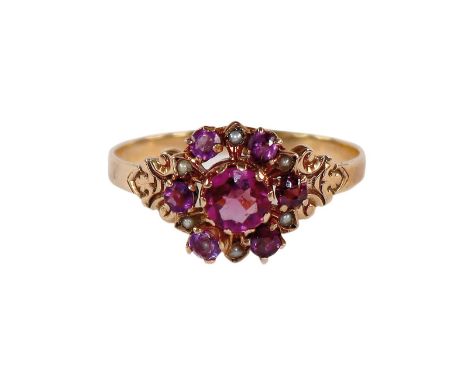 Historischer Damenring.: Um 1900. 14k GG geprüft. Amethyst u. Flußperlen. Schiene am Ringkopf fein ziseliert. Gew. 2,5 g. Rg.