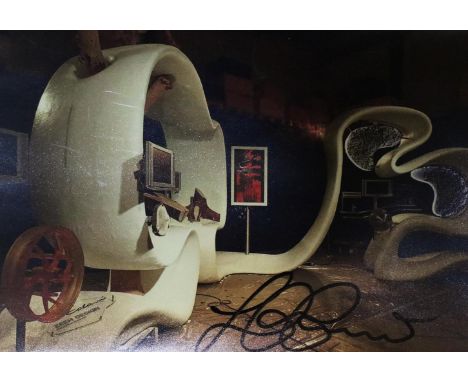 Colani, Luigi,: deutscher Designer (1928-2019). Eh. sign. Farbfotografie eines Ausstellungsobjekts "Zeeh Design" ca. 2006 u. 