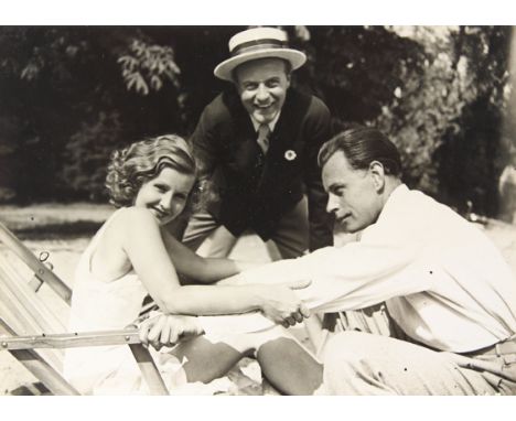Harvey, Lilian: (d.i. Lilian Helen Muriel Pape, 1906-1968, englisch-deutsche Schauspielerin). 16 Pressephotos, davon 11 Origi