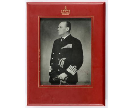 Olav V. König von Norwegen: (1903-1991). Geschenkfoto mit eh. Unterschrift. Vintage Silbergelatineabzug, um 1960. Ca. 21 x 15