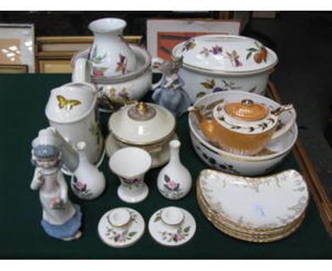 SUNDRY LOT OF CERAMICS INCLUDING ROYAL WORCESTER EVESHAM, PORTMEIRION, WEDGWOOD, NAO FIGURE, ETC.