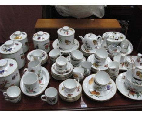LARGE QUANTITY OF VARIOUS ROYAL WORCESTER TABLEWARE INCLUDING EVESHAM, APPROXIMATELY EIGHTY-PLUS PIECES