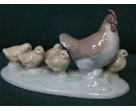 SMALL NAO FIGURE GROUP OF A HEN AND CHICK