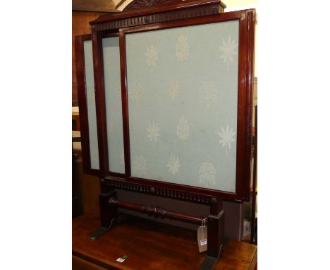 An Edwardian mahogany fire screen, having twin opposing sliding silk inset panels, height 115cm