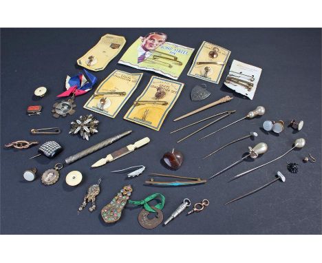 Mixed jewellery, to include tie pins, Baden Powell medal, agate heart, buttons, 9 carat gold brooch, (qty)